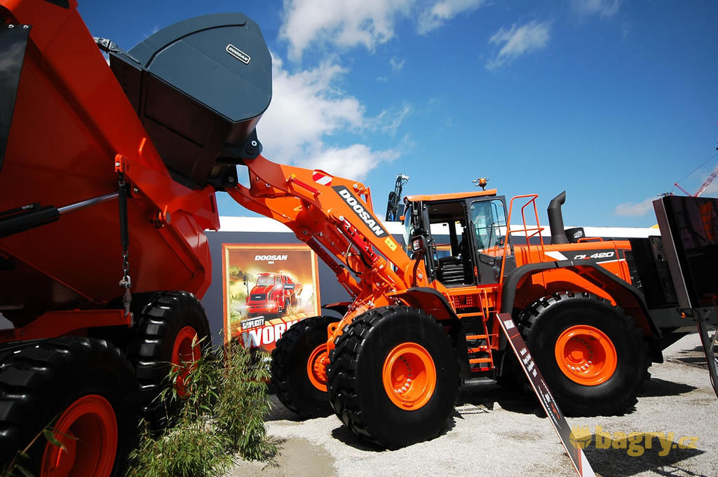 Kolový nakladač Doosan DL420-5.