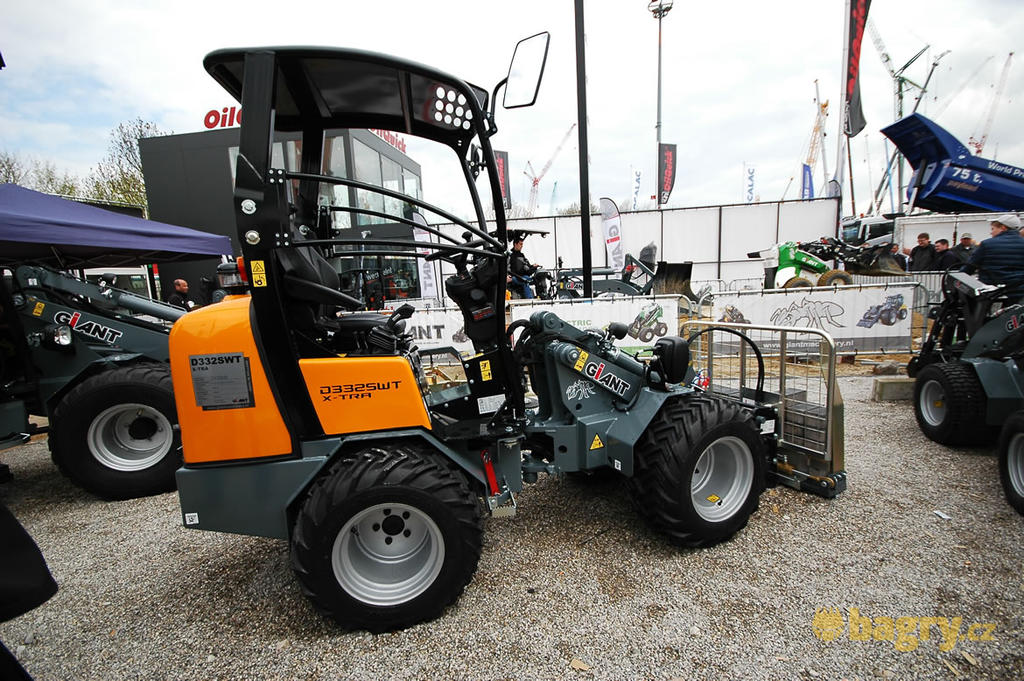 Kolový nakladač Giant D332SWT X-TRA