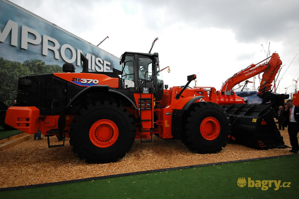 Kolový nakladač Hitachi ZW370