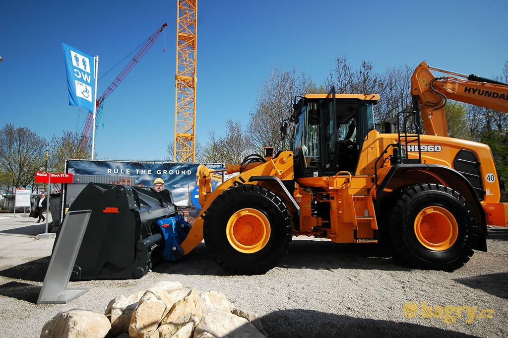 Kolový nakladač Hyundai HL 960