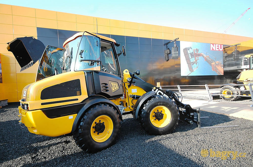 Kolový nakladač JCB 409
