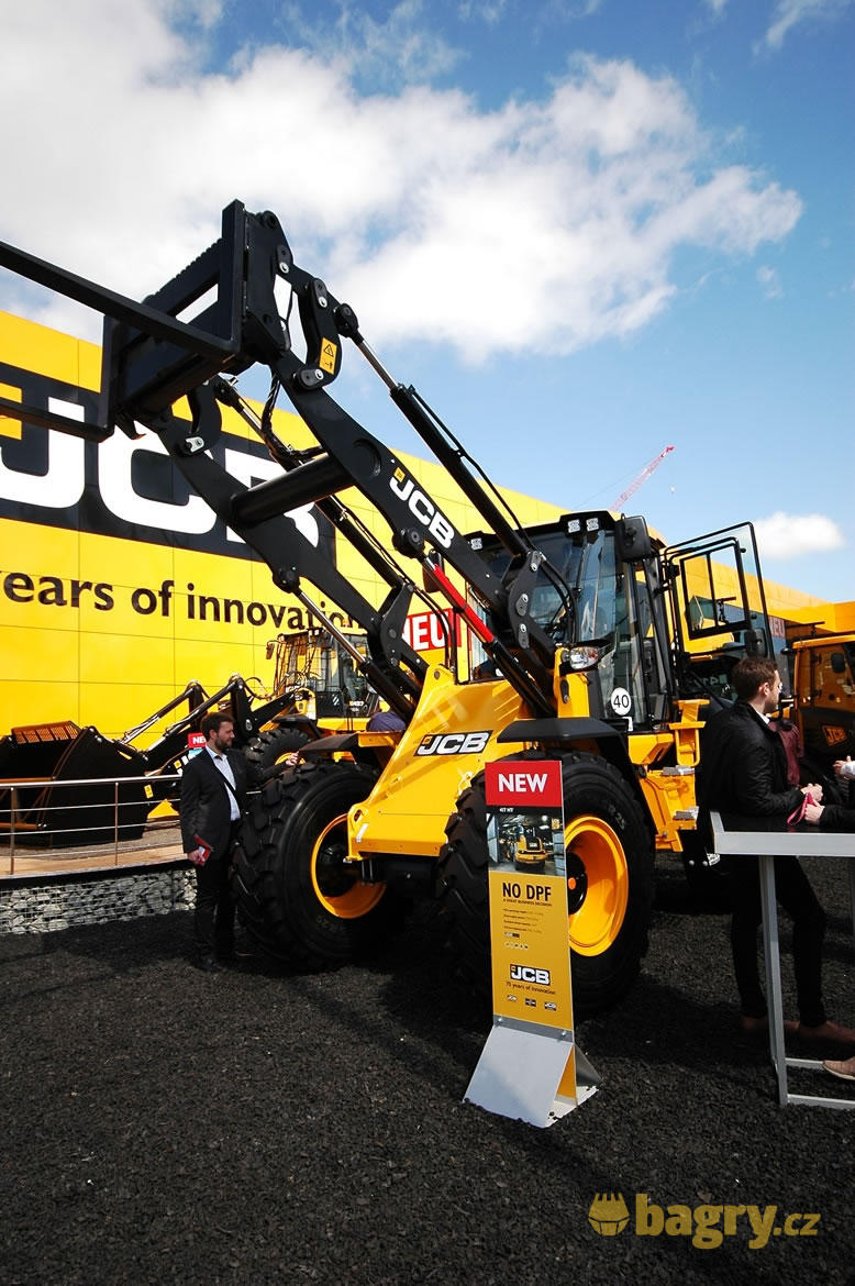 Kolový nakladač JCB 417HT.