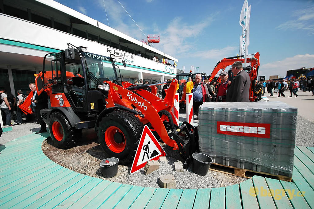 Kolový nakladač Kubota R065 HW
