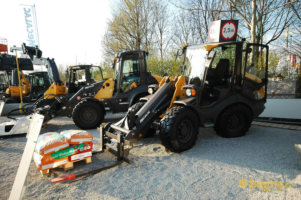 Kolový nakladač Mecalac AX 850