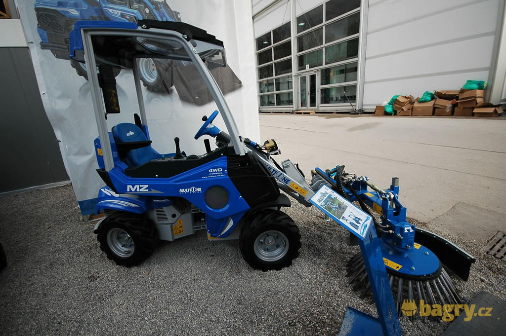 Kolový nakladač Multione MZ 4WD