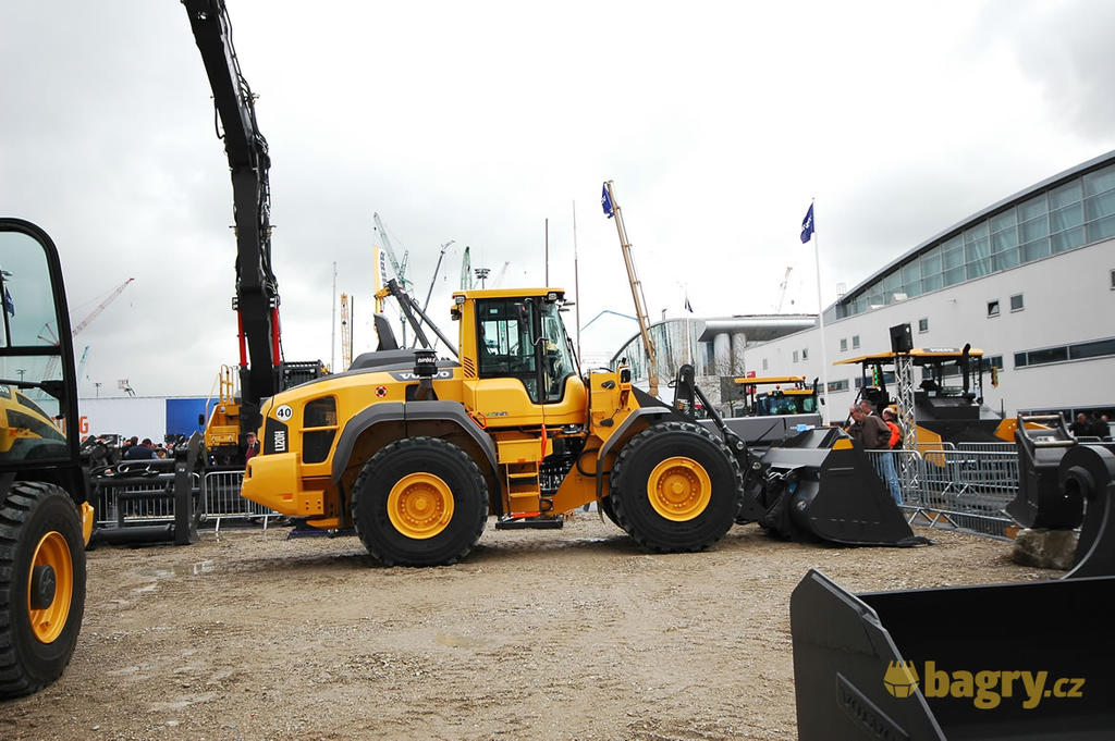 Kolový nakladač Volvo L120H.