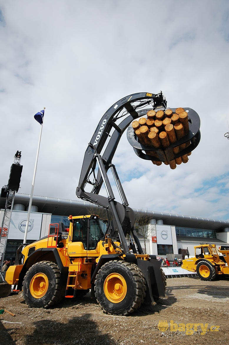 Kolový nakladač Volvo L180H s drapákem na kulatinu