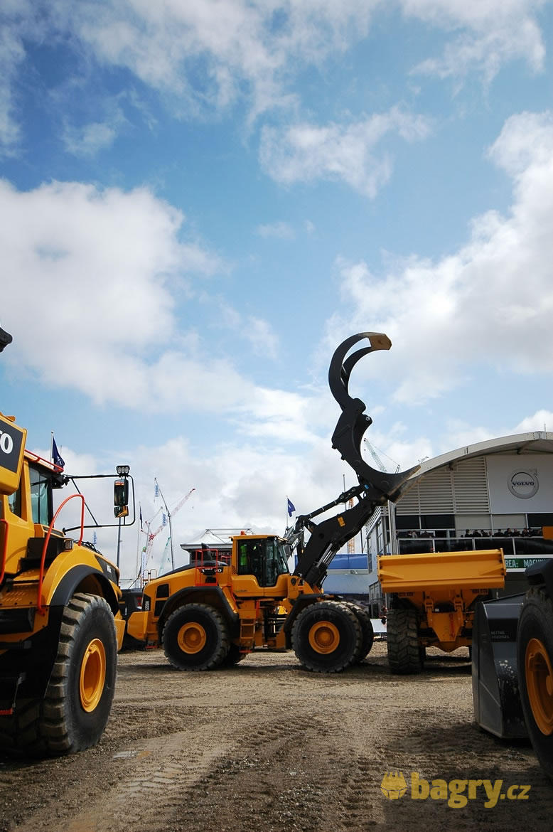 Kolový nakladač Volvo L220H s drapákem na kulatinu