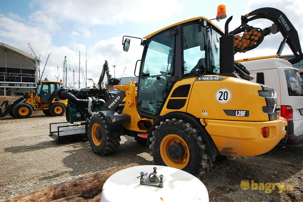 Kolový nakladač Volvo L28F