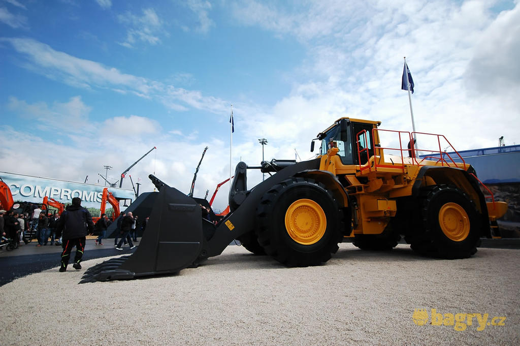 Kolový nakladač Volvo L350F.