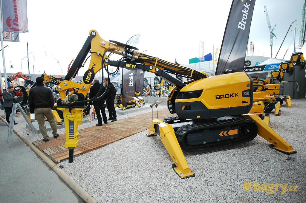 Demoliční robot Brokk 280 s kladivem Atlas Copco SB302