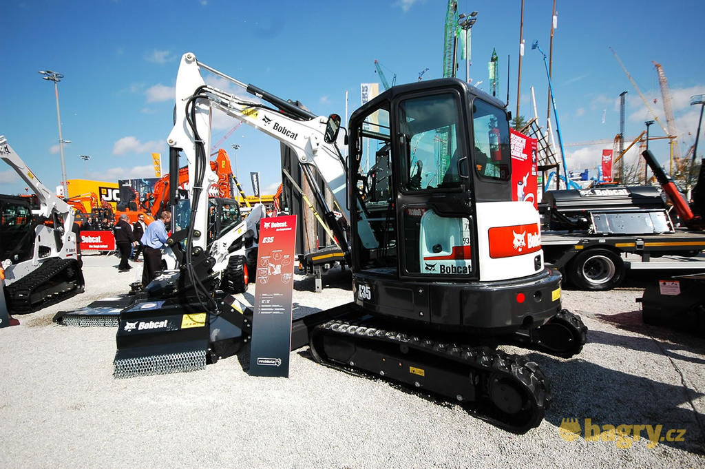 Pásové midirypadlo Bobcat E35