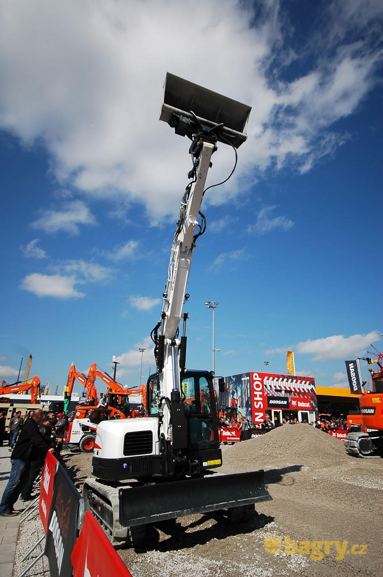 Pásové midirypadlo Bobcat E85.