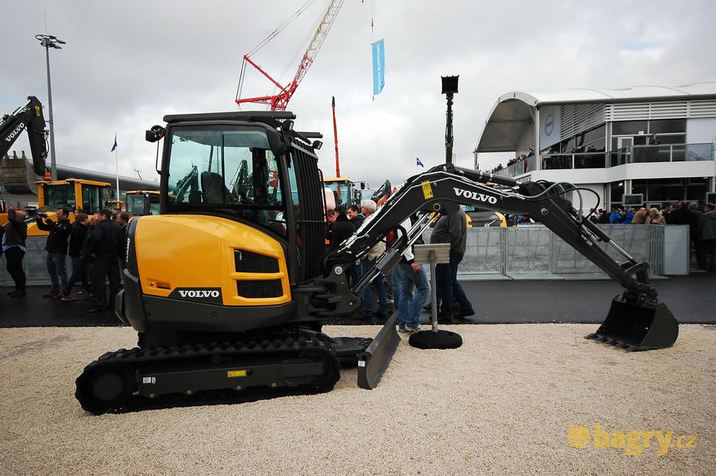 Pásové minirypadlo Volvo PL3005D.