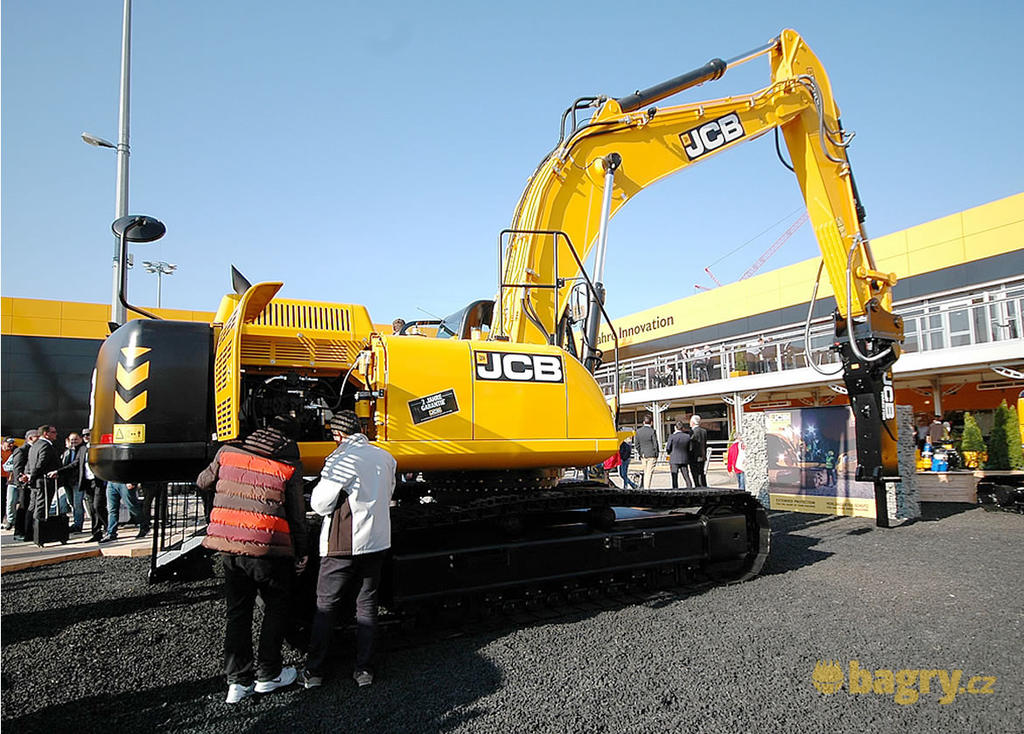 Pásové rypadlo JCB JS 370 s kladivem 3070Q