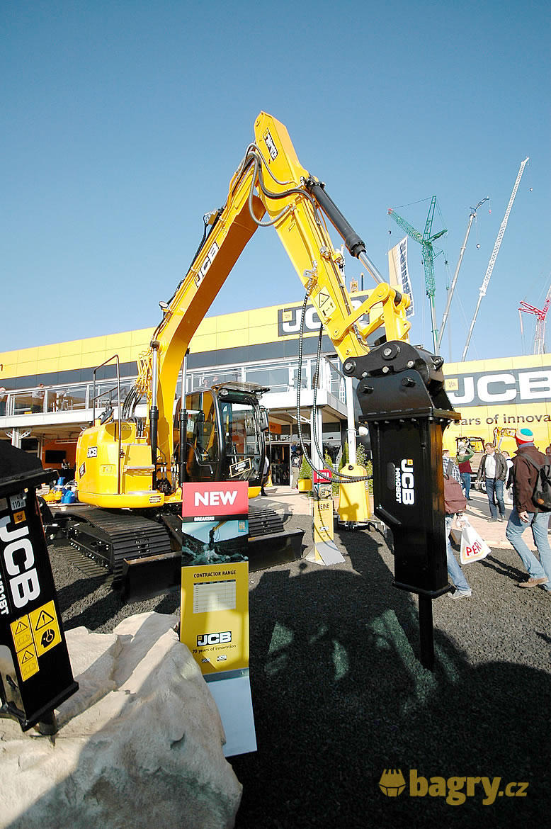 Pásové rypadlo JCB JZ140LC s kladivem HM 808T