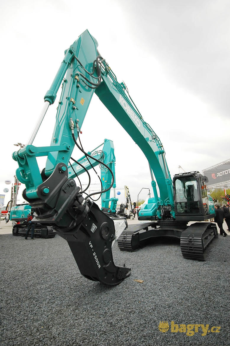 Pásové rypadlo Kobelco SK260NLC-10 s hákem EMB