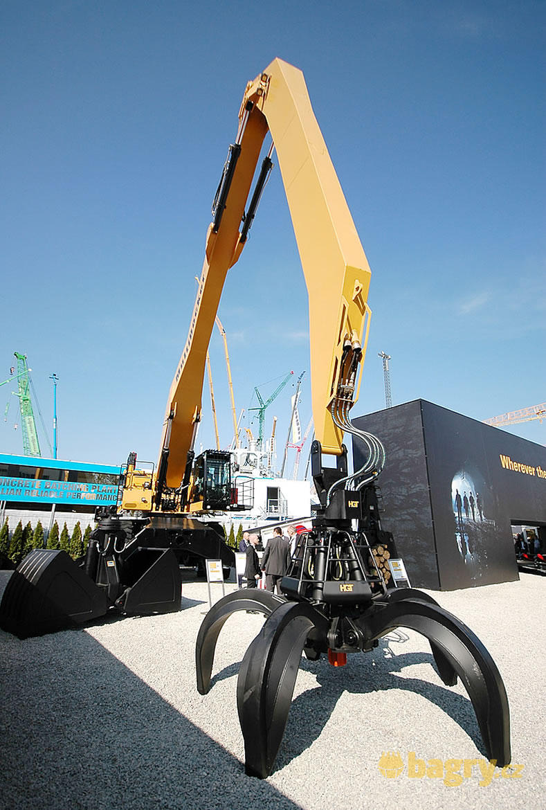 Překládkové kolové rypadlo Caterpillar CH900F