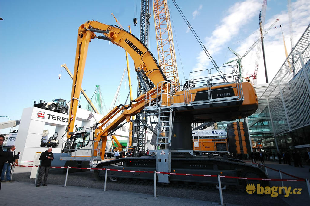 Překládkové pásové rypadlo Liebherr LH 110C