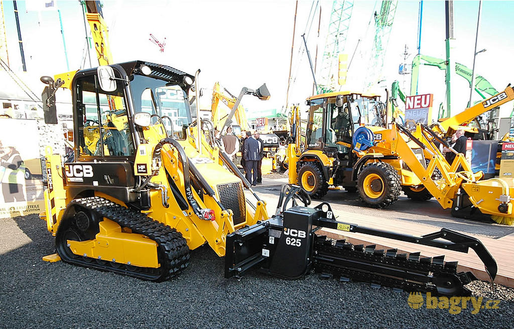Pásový rypadlonakladač JCB 1CXT s rýhovačem JCB 625