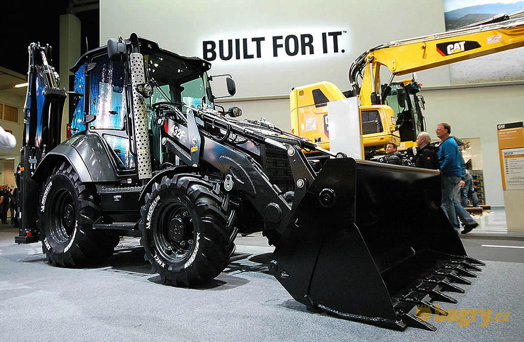 Rypadlonakladač Caterpillar 432F2