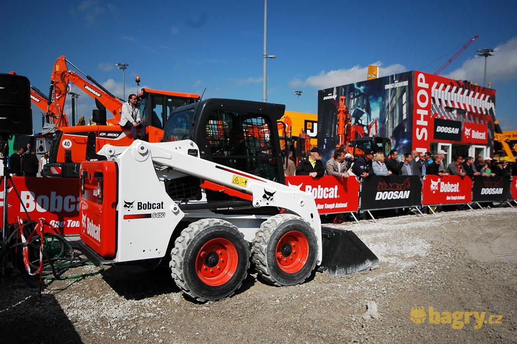 Kolový smykem řízený nakladač  Bobcat S450
