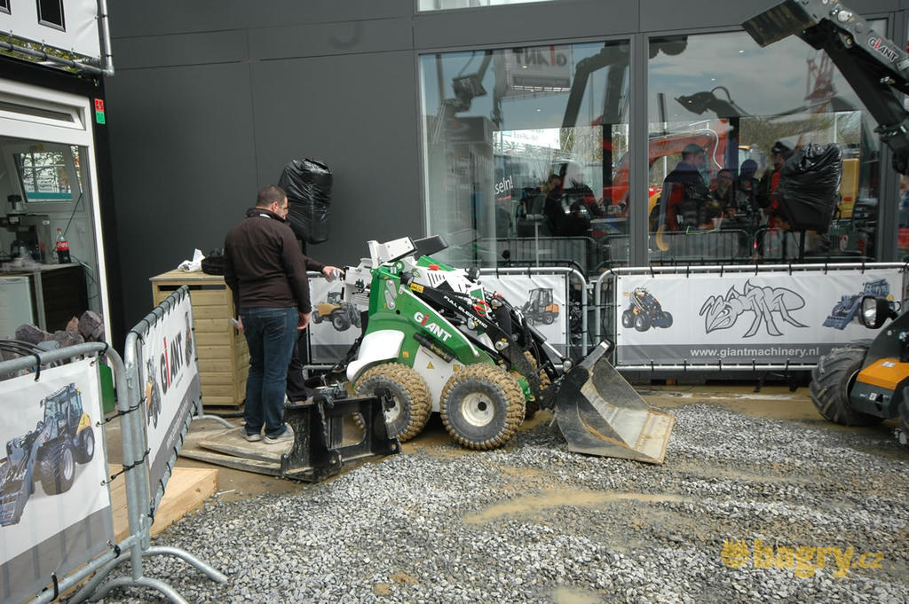 Kolový smykem řízený nakladač Giant E-skid