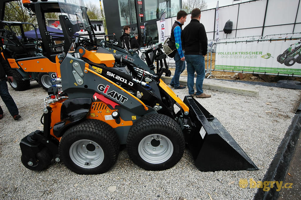 Kolový smykem řízený nakladač Giant SK201D
