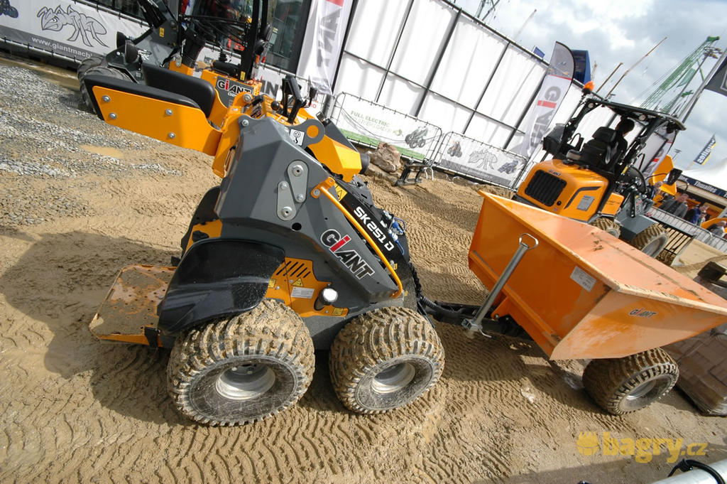 Kolový smykem řízený nakladač Giant SK251D