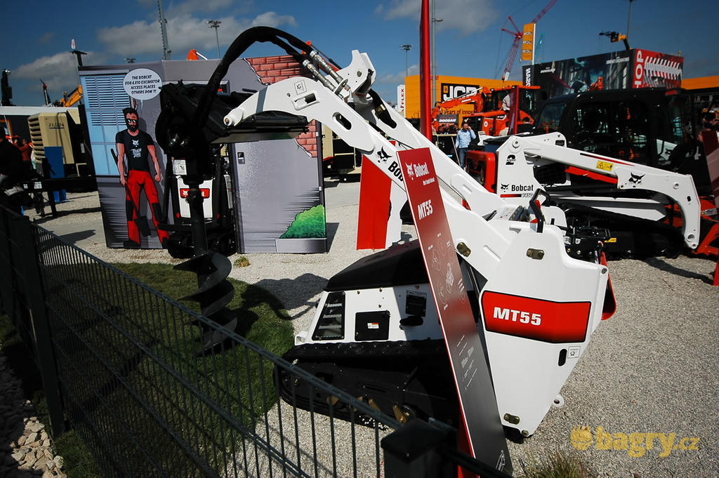 Pásový smykem řízený nakladač Bobcat MT55