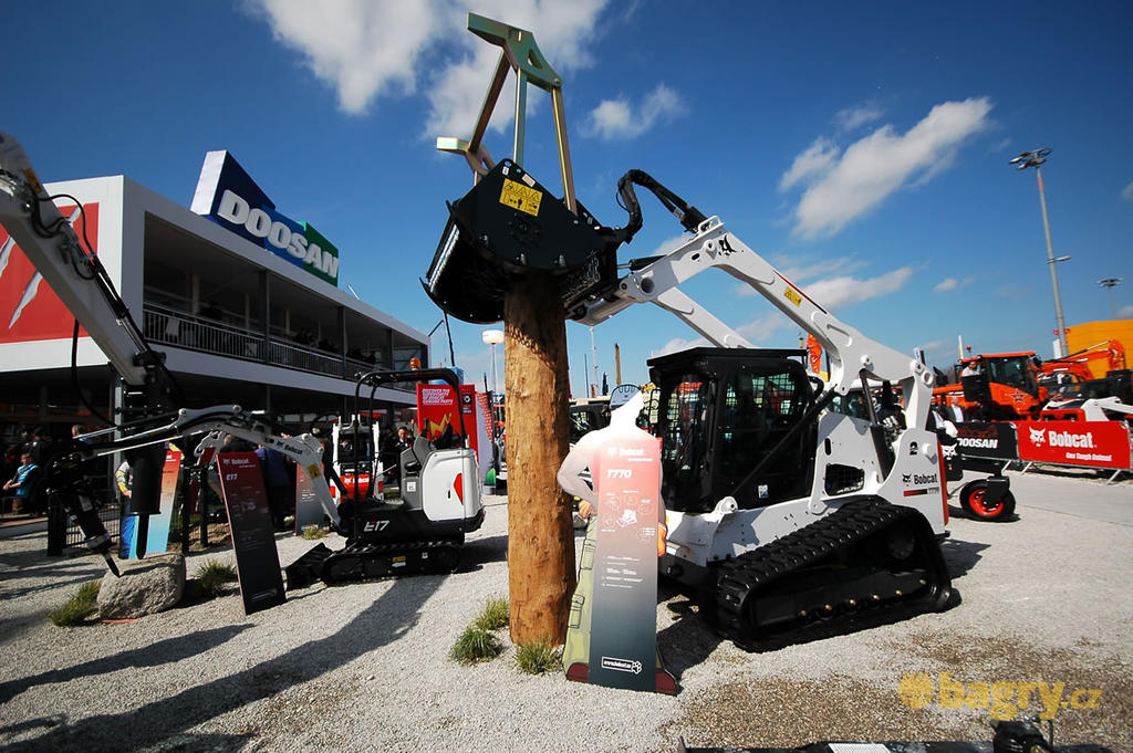 Pásový smykem řízený nakladač Bobcat T770