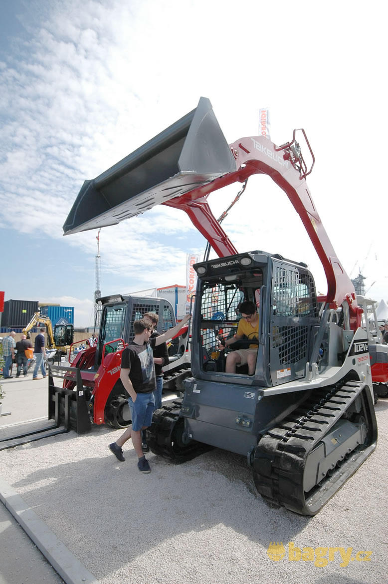 Pásový smykem řízený nakladač Takeuchi TL12V2