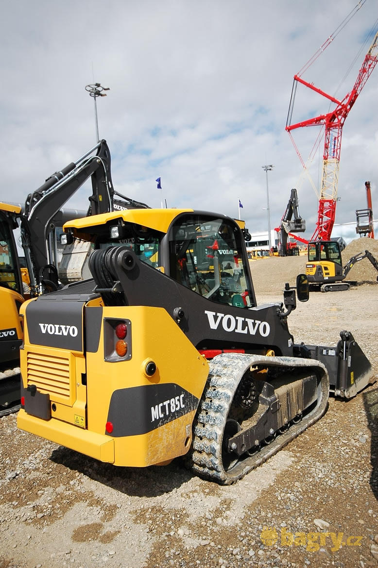 Pásový smykem řízený nakladač Volvo MCT85C