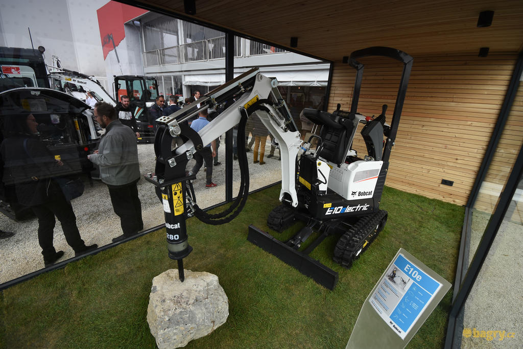 Elektrické pásové mikrorypadlo Bobcat E10e