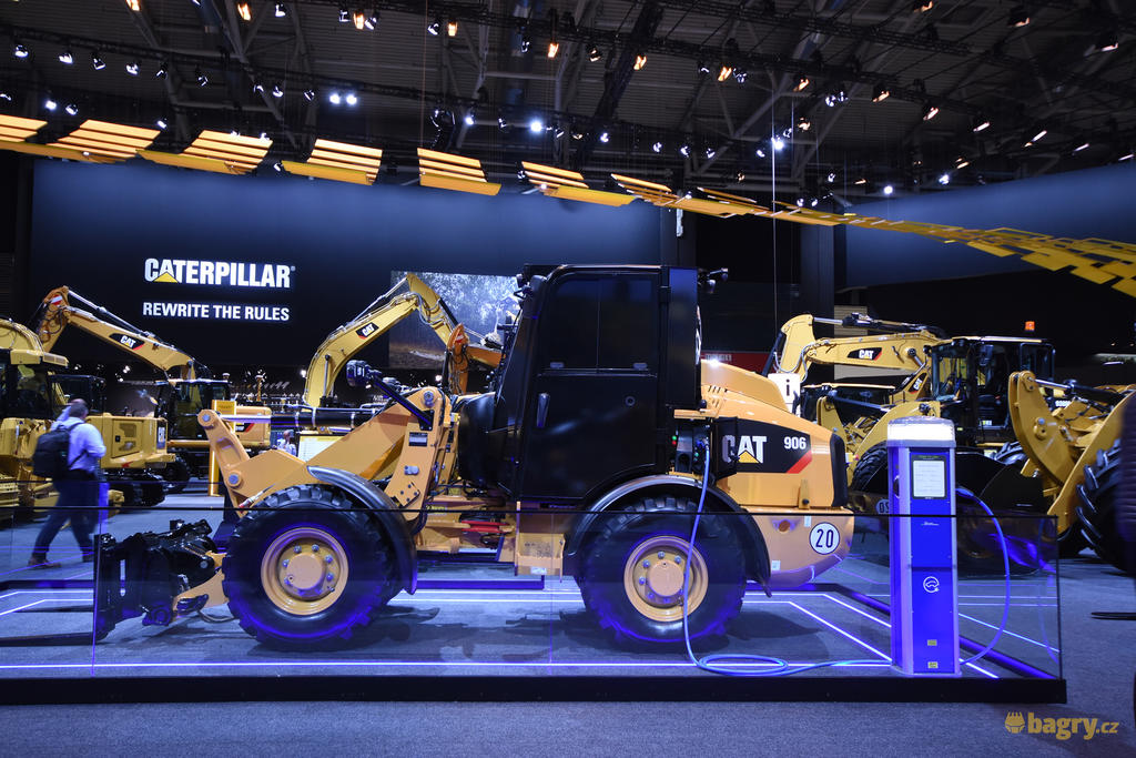 Elektrický kolový nakladač Caterpillar 906M Concept