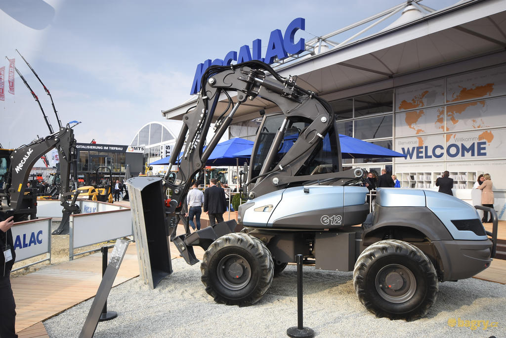 Elektrický víceúčelový kolový stroj Mecalac e12