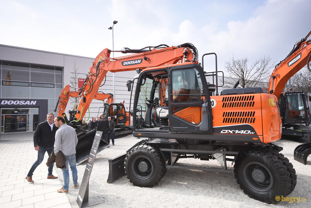 Kolové rypadlo Doosan DX140W-5