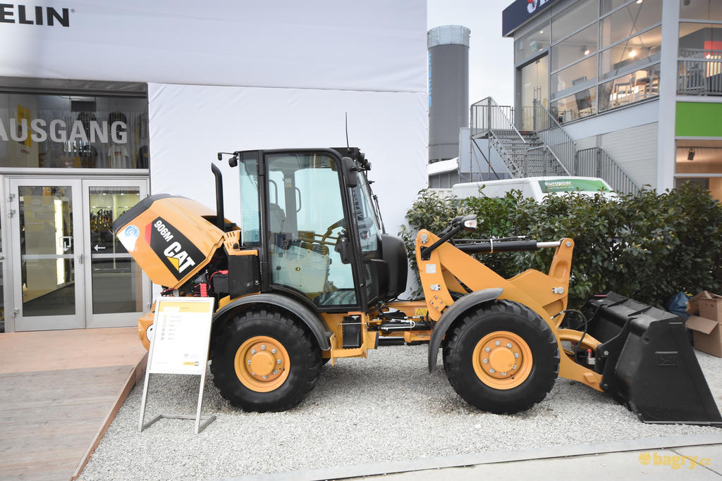 Kolový nakladač Caterpillar 906M
