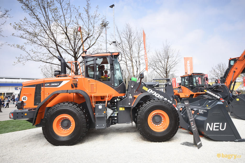 Kolový nakladač Doosan DL350-5