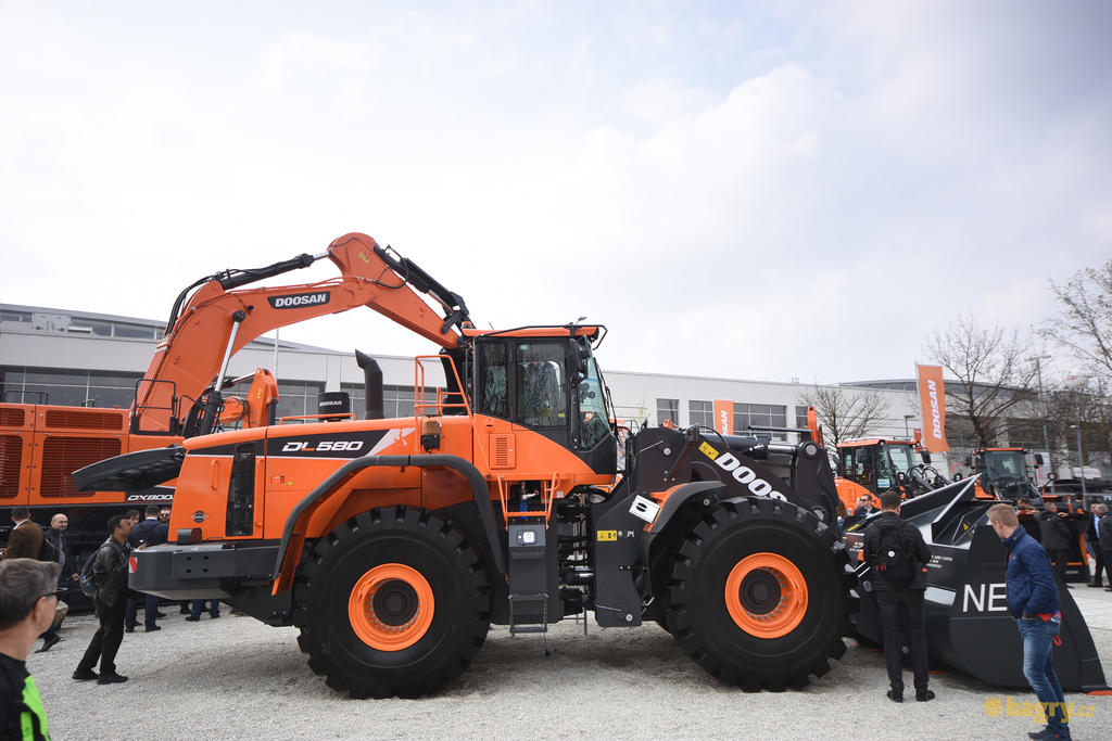 Kolový nakladač Doosan DL580-5