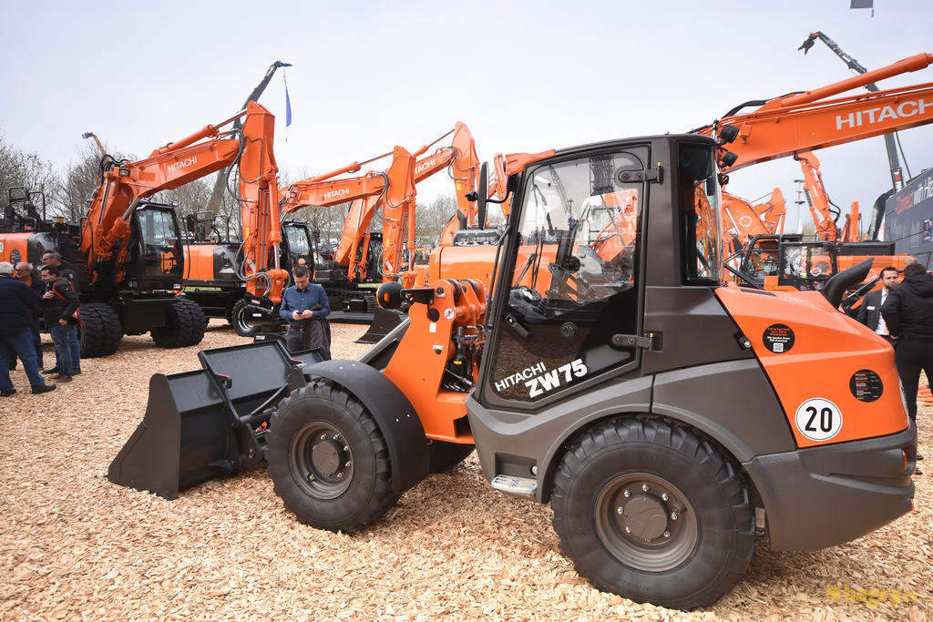 Kolový nakladač Hitachi ZW75