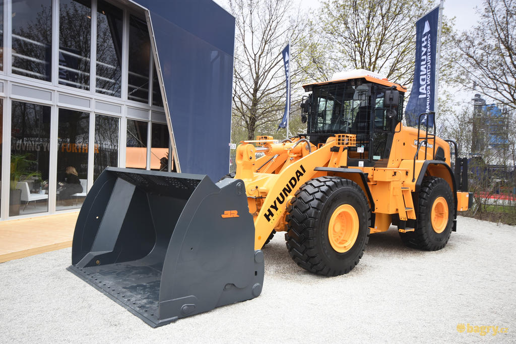 Kolový nakladač Hyundai HL960HD