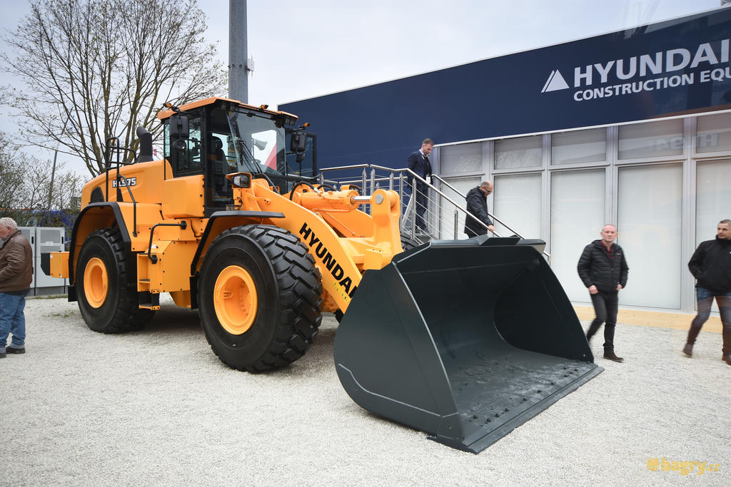 Kolový nakladač Hyundai HL975