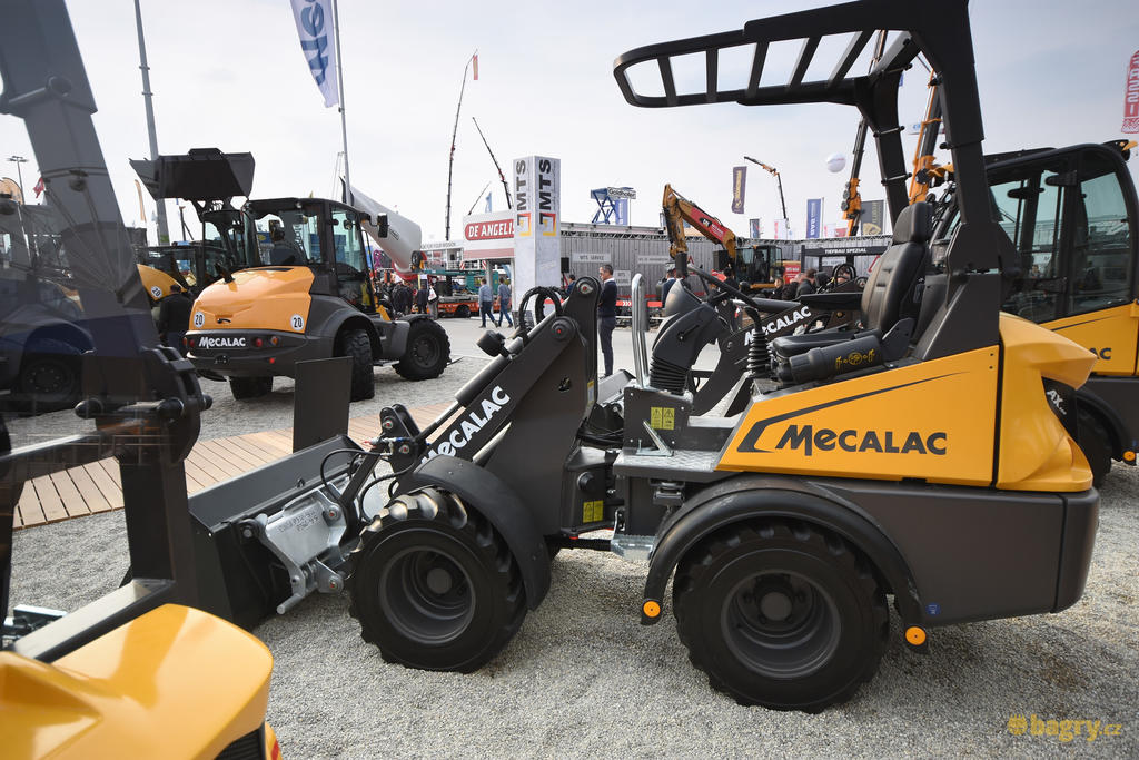 Kolový nakladač Mecalac AX400