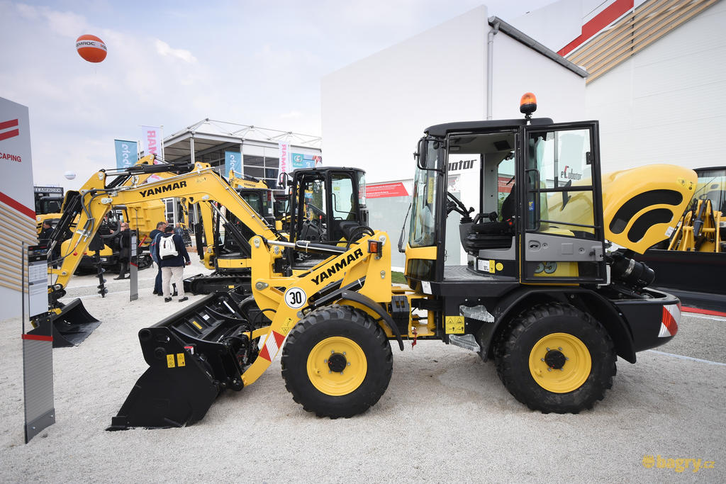 Kolový nakladač Yanmar V65