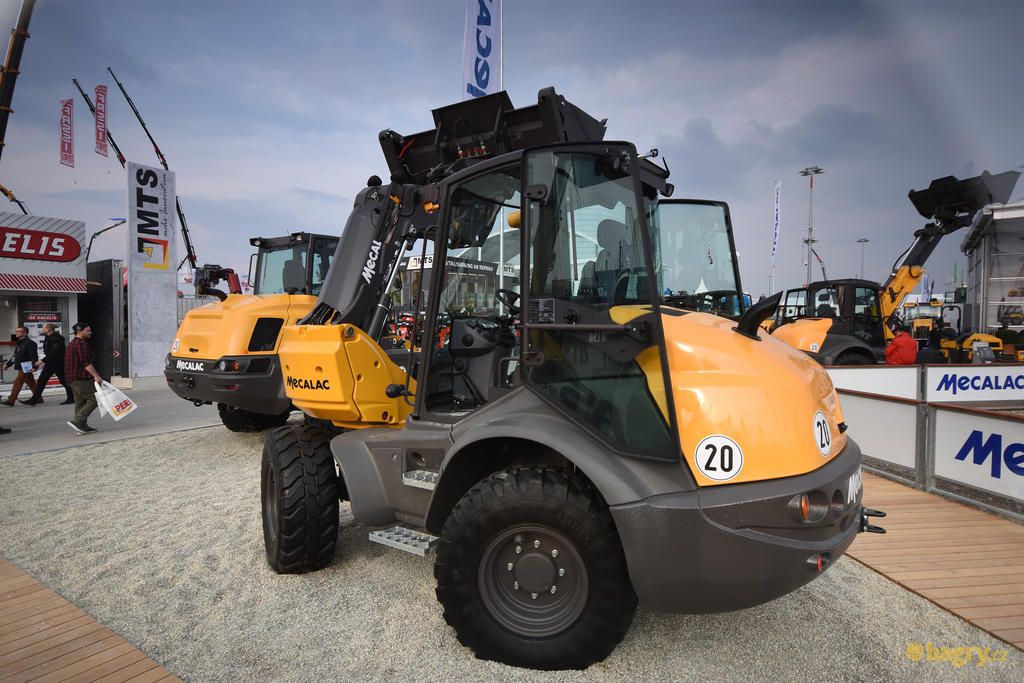 Otočný kolový nakladač Mecalac AS900