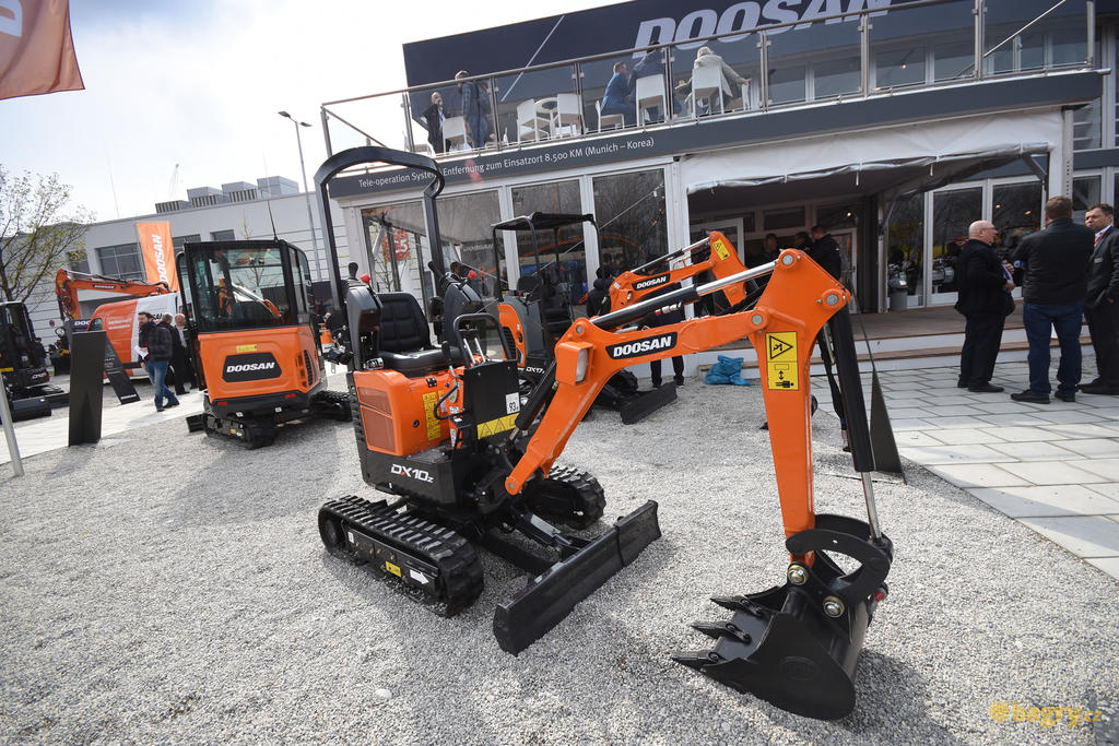 Pásové mikrorypadlo Doosan DX10Z