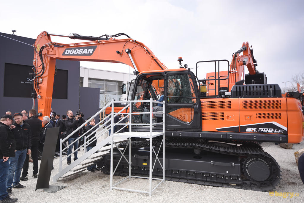 Pásové rypadlo Doosan DX300LC-7