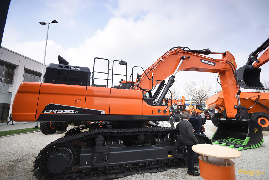Pásové rypadlo Doosan DX530LC-5