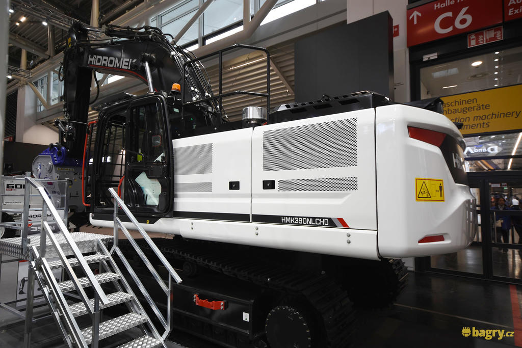 Pásové rypadlo Hidromek HMK390NLCHD s vibračním rozrývačem Xcentric Ripper XR 42